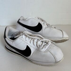 Retro Nike Cortez 1972 classic Nike white sneakers w black Nike symbol shoes